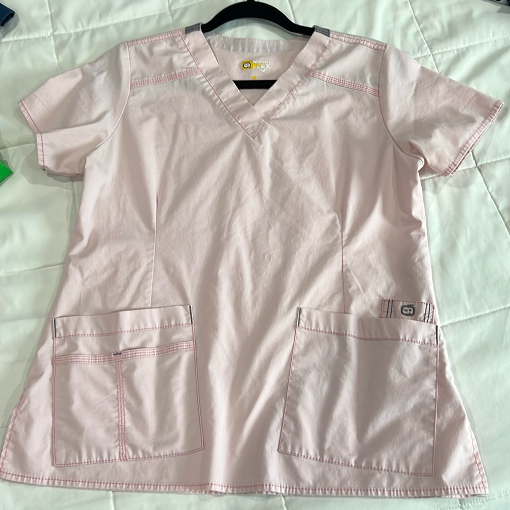 Wonder flex scrub top. Size M. Light pink.